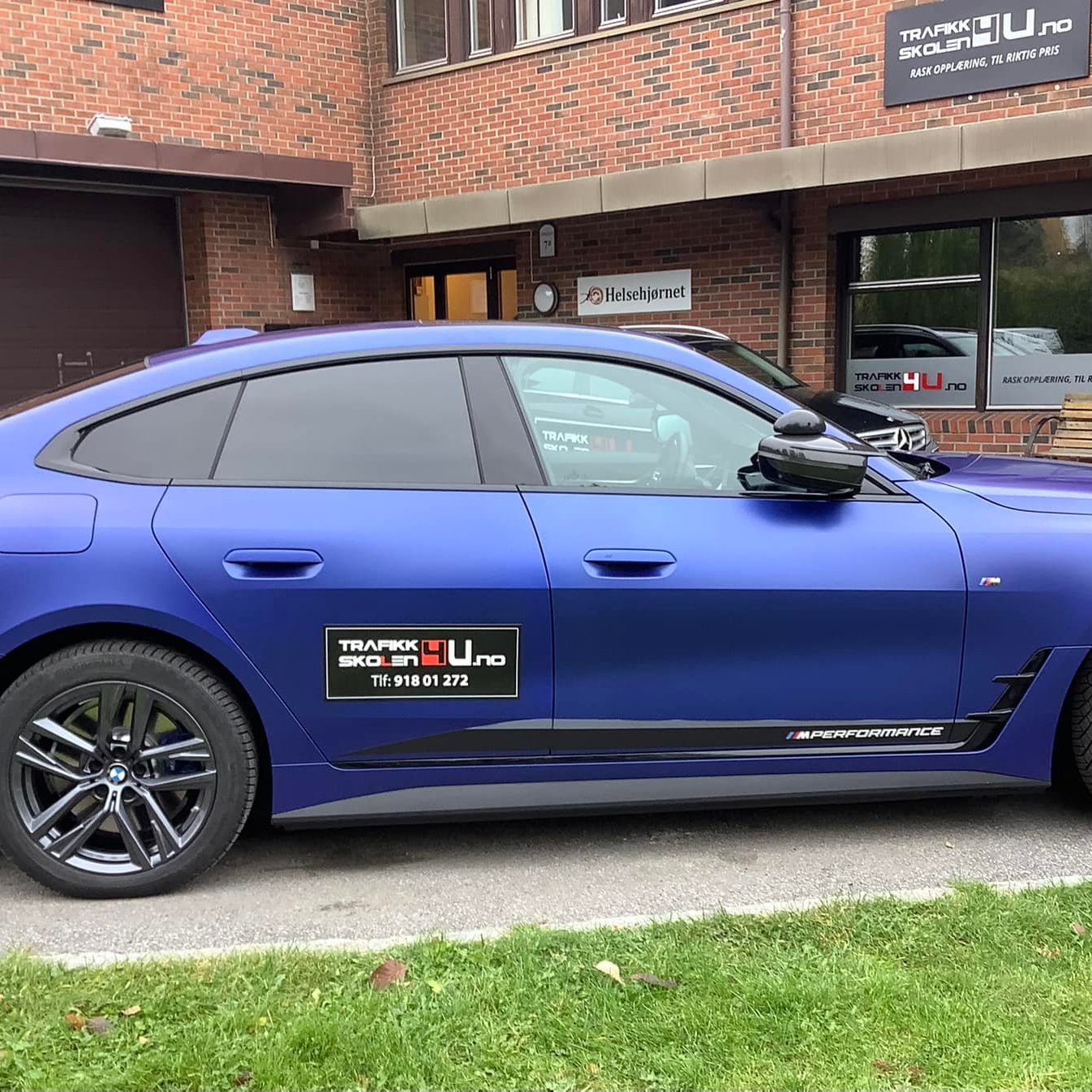 BMW skolebil med Trafikkskolen 4U branding