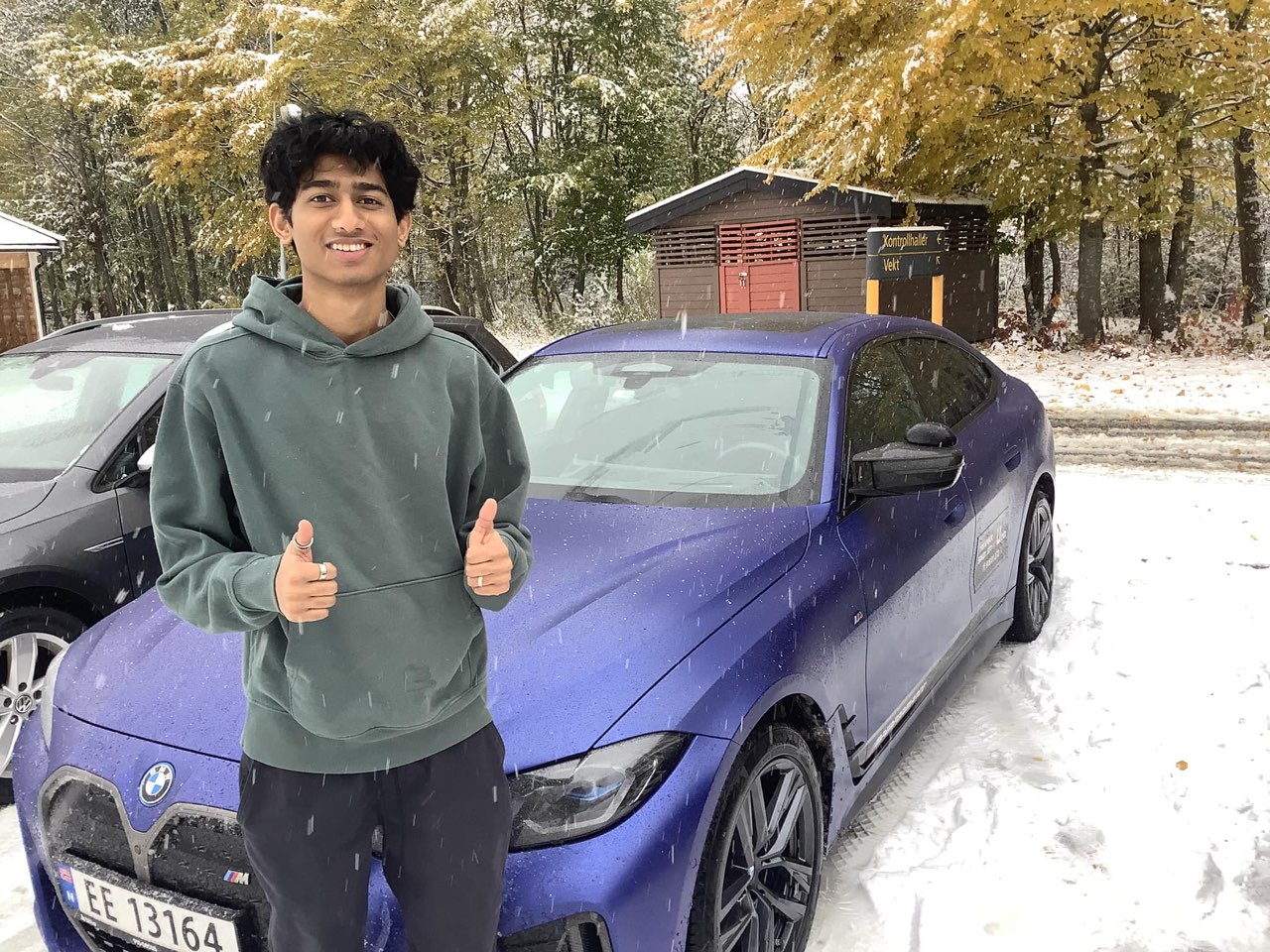 Elev ved BMW skolebil i snøen