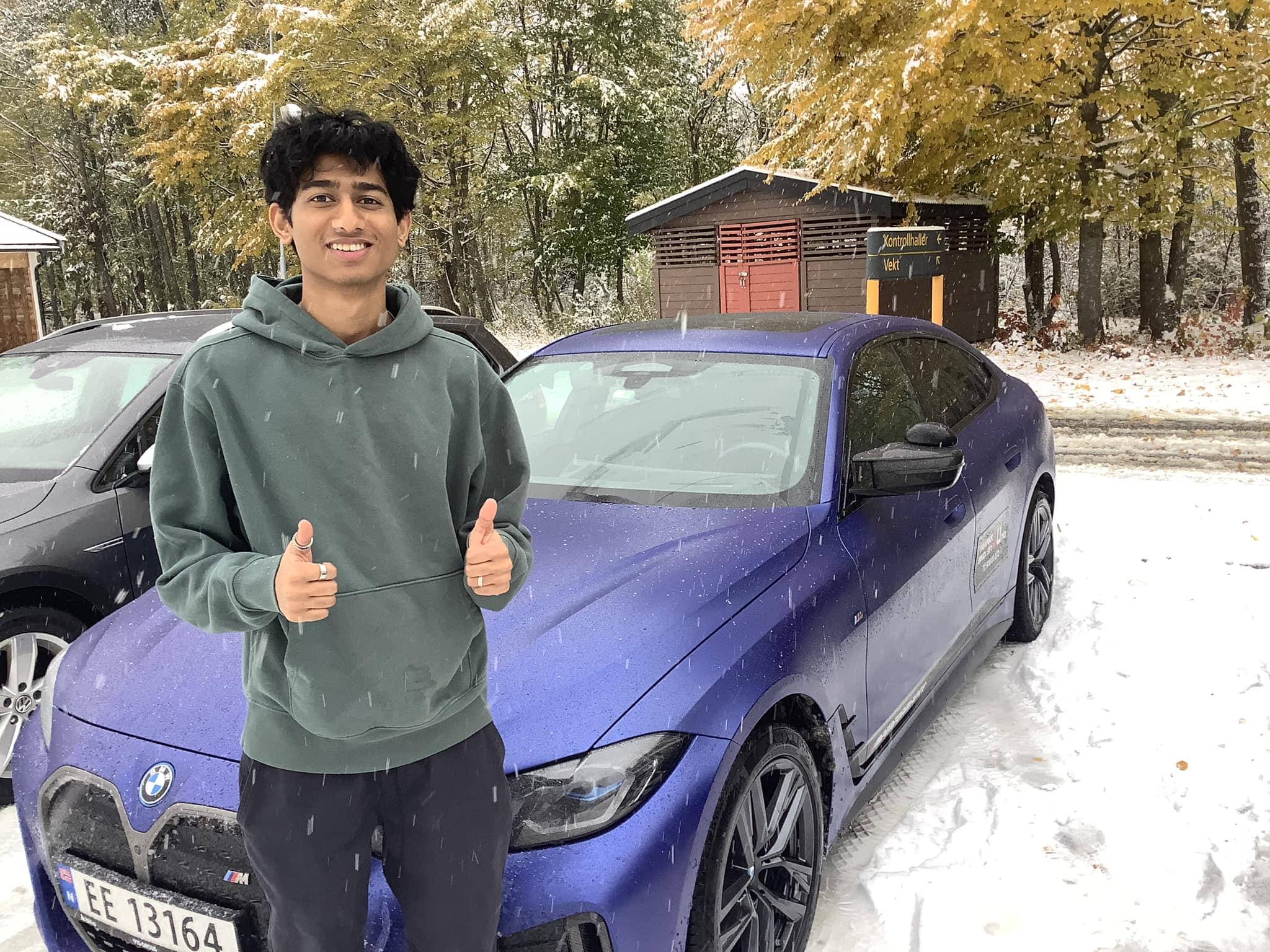 Elev ved BMW skolebil i snøen