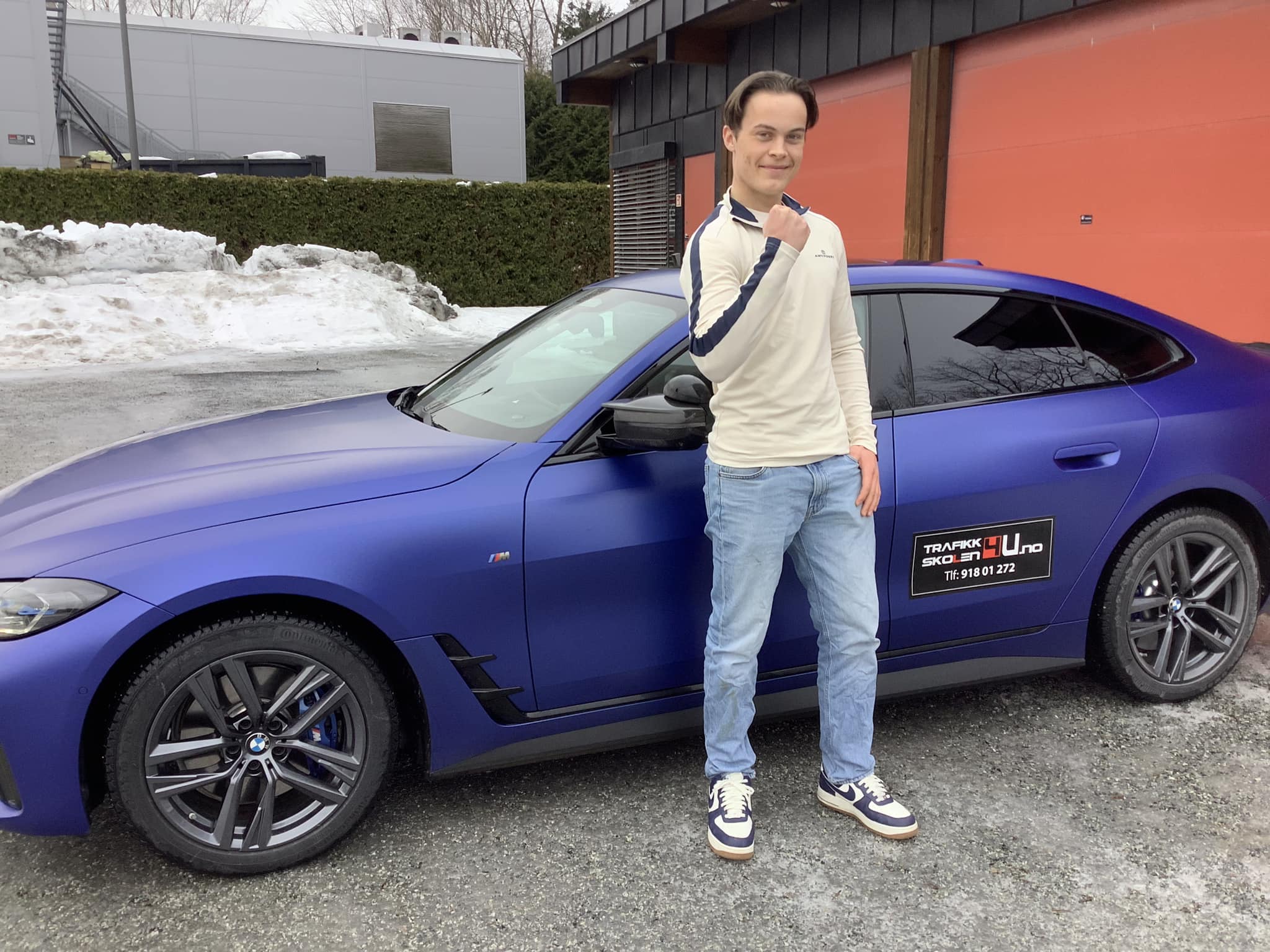 Elev foran BMW skolebil