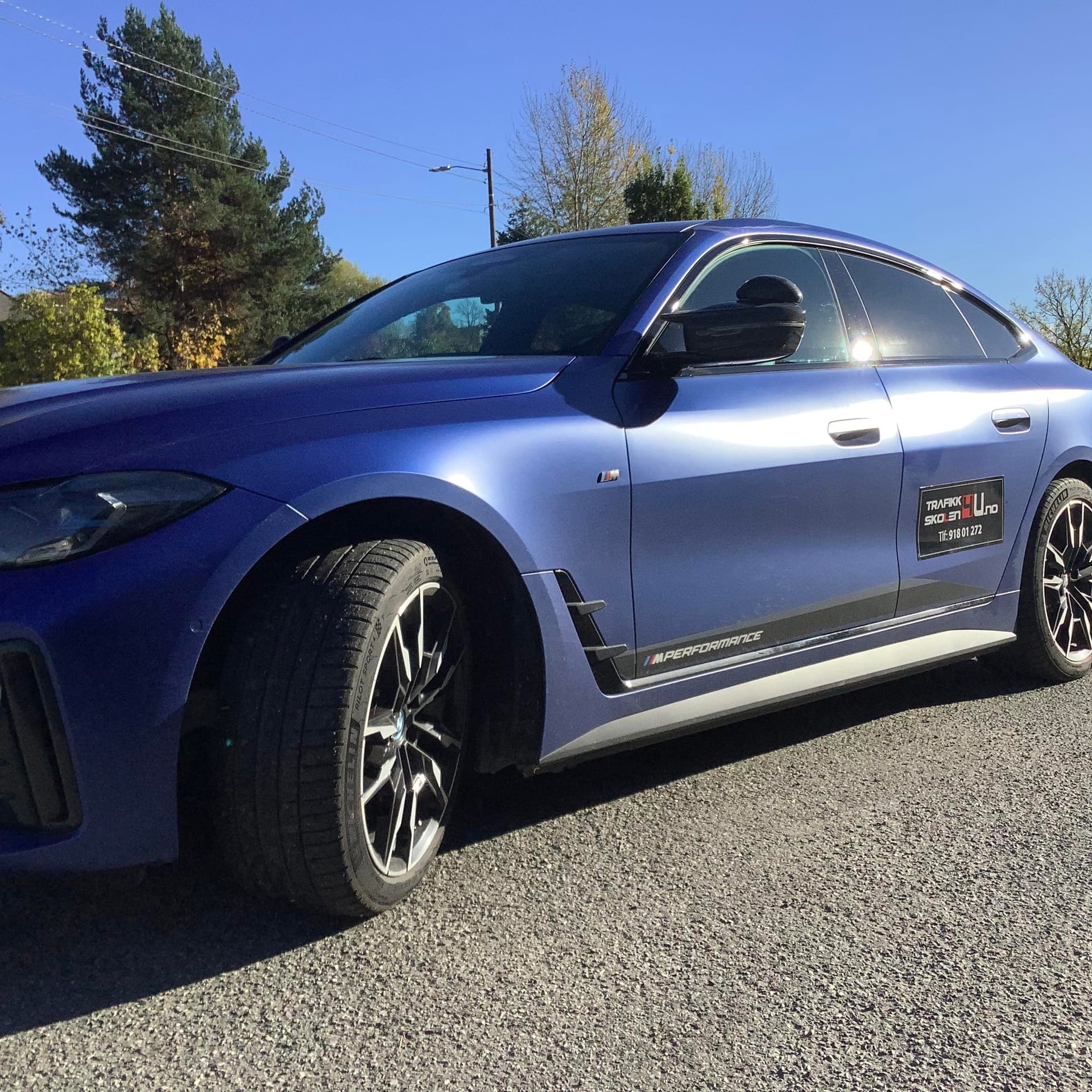 BMW skolebil sett fra lav vinkel